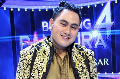 Kepergok Jalan Bareng Wanita, Gaya Berjalan Nassar Jadi Sorotan