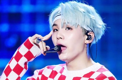 Ganteng dengan Snapback, Suga BTS Pakai Batik di Foto Ini?