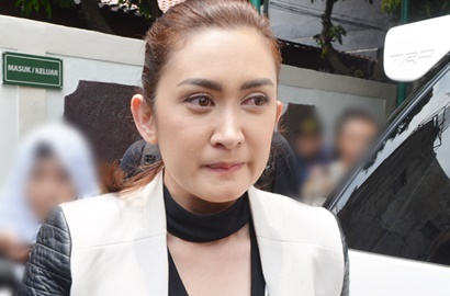 Sempat Tegar, Nafa Urbach Tak Kuasa Tahan Tangis Usai Jalani Sidang Perdana
