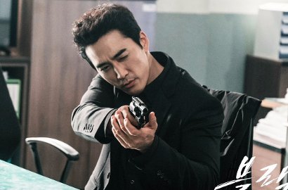 Song Seung Heon Ketahuan Putar Lagu IU Saat Syuting 'Black', Fans Berat?