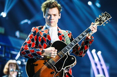 Bawakan Lagu 1D Saat Tur Solo, Produser Sebut Harry Styles Super Hati-Hati