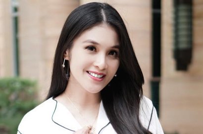 Tetap Langsing Meski Hamil 7 Bulan, Intip 4 Potret Maternity Shoot Seksi Ala Sandra Dewi