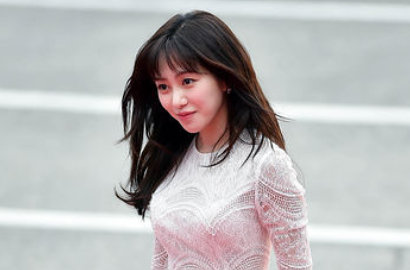 Pakai Gaun Putih di Red Carpet KDA 2017, Mina AOA Dituding Pakai Bantalan Dada