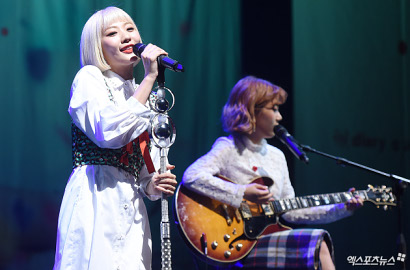 Member Bolbbalgan4 Lupa Lirik Saat Manggung Hingga Hampir Nangis, Begini Reaksi Netter