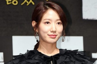 Berangkat ke Paris, Park Shin Hye Tampil Cantik Pamer Paha