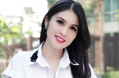 Tak Cuma Serba Hitam, Sandra Dewi Bak Bidadari Bergaun Putih di Maternity Shoot