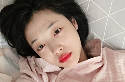 Wajah Tampak Lelah, Sulli Dipuji Cantik Pamer Lipstik 'Cetar'