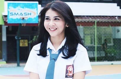 Promo 'Dear Nathan', Gemasnya Pose Kesha Ratuliu Foto Bareng Lawan Main