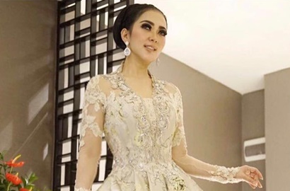 Pose Silangkan Kaki seperti Ini, Seksinya Syahrini Pamer Paha Putih Mulus