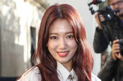 Super Cantik, Intip Gaya Park Shin Hye di Paris Fashion Week