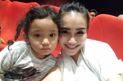 Dituding Ajari Anak Durhaka ke Enji, Beredar Video Ayu Ting Ting dan Bilqis Menyayat Hati