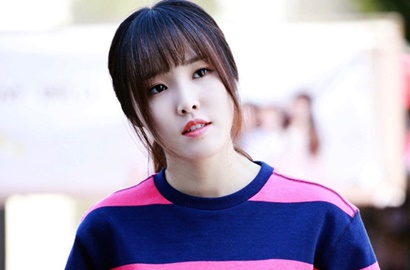 Rayakan Ultah Lebih Awal, Yuju G-Friend Pamerkan Hadiah-Hadiah yang Diterimanya