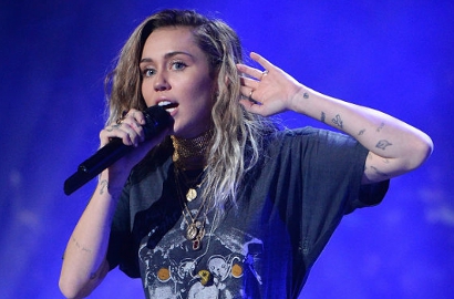 Berduka, Miley Cyrus Emosional Tampil Untuk Korban Penembakan Las Vegas