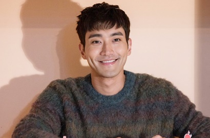 Syuting Poster Drama, Siwon Minum Wine dan Pakai Jas dengan Kancing Norak
