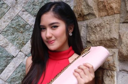 Pakai Serba Putih Bersama Pemain 'Dia', Ochi Rosdiana Tampil Seksi Tuai Pujian