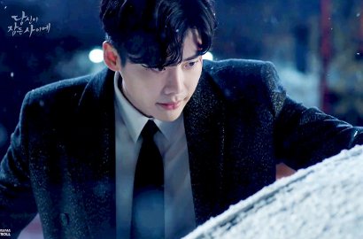 Dirilis YG, Gantengnya Foto-Foto Lee Jong Suk Dibalik Layar 'While You Were Sleeping'