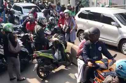 Viral, Puluhan Pengendara 'Gotong Royong' Angkat Motor Usai Terjebak di Jalur Busway
