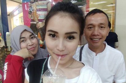 Ibu Ayu Ting Ting Endorse Bedak, Ekspresi 'Mupeng' Abdul Rozak Jadi Sorotan