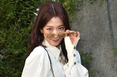 Pose Manyun Usai Hadiri Paris Fashion Week, Park Shin Hye Dipuji Cantik Natural