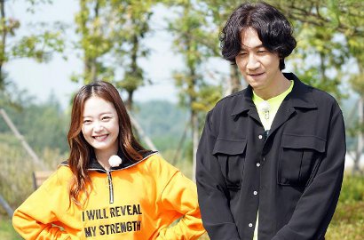 Member 'RM' Melongo Nonton Penalti Kwang Soo dan Jeon So Min di Indonesia