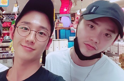 Lee Jong Suk Pamer Nonton 'WYWS' Bareng Jung Hae In, Netter Heboh Bahas Lokasi TV