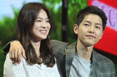 Foto Bareng, Kocaknya Fanboy Ini Minta Ayah Joong Ki Bawa Hye Kyo ke Restorannya