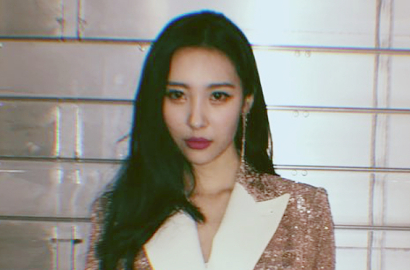 Pakai Busana Berkilau dan Glamor di Berlin, Kaki Jenjang Sunmi Kembali Jadi Sorotan
