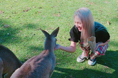Liburan ke Australia, Kocaknya Hyoyeon SNSD Ajak Kanguru Joget