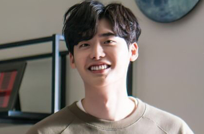 Tampil No Make Up, Lee Jong Suk Pamer Jadi Barista di Postingan Ini