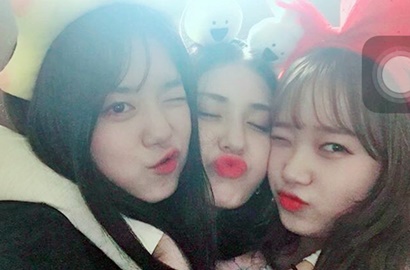 Bantah Minum Soju, Foto Somi-Sohye-Yoojung 'Mabuk' Jadi Sorotan