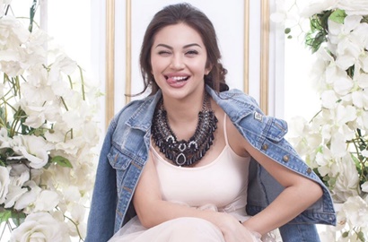 Cuma Pakai Tank Top saat Buat Kue Kekinian, Ariel Tatum Disemprot Netter