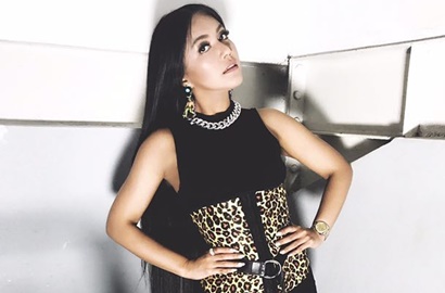 Tampil Seksi seperti Ini, Denada Dicibir Ikuti Gaya Nicki Minaj dan Rihanna