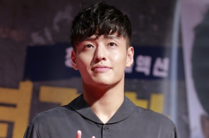 Ada Goresan Luka, Ekspresi Kang Ha Neul Mengerikan di Poster 'Forgotten'