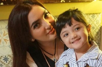 Lucu dan Menggemaskan, Intip Gaya Arsy Anak Ashanty Jadi Model Hijab saat Pemotretan