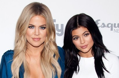 Santai Isu Hamil, Kylie Jenner-Khloe Kardashian Adu Seksi Foto Bareng