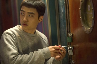 Ada Tubuh Tergeletak, D.O. EXO Beri Tatapan Tajam di Poster 'Room No.7'
