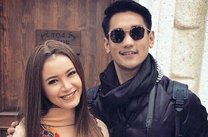 Dihadiri Syahrini Hingga Cakra Khan, Afgan Gelar Kejutan Pesta Ala 90-an Demi Rossa