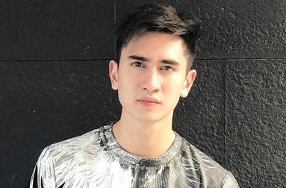 Pakai Kemeja Tanpa Lengan Tulis Bahasa Mandarin, Verrell 'STJC Reborn' Makin Mirip Tao Ming Tse?