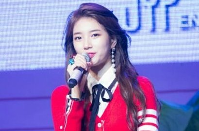 Gelar Pesta Ultah, Lucunya Suzy Sengaja Photobomb di Foto Fans