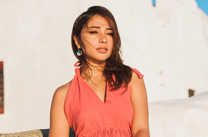 Umbar Punggung Mulus, Seksinya Pose-Pose Nikita Willy Saat Liburan di Yunani