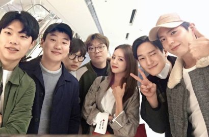 Dukung Drama Baru PD 'Reply 1988', Lee Dong Hwi Datangi Lokasi 'Prison' Bareng Hyeri cs