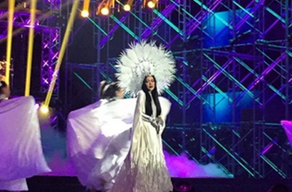 Pakai Headpiece Raksasa 15 Kilo di HUT Global TV, Syahrini: Kepala Nyut-Nyutan