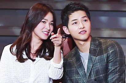 Kencan di Acara Musikal, Song Hye Kyo Pose Genit di Foto Bareng Song Joong Ki
