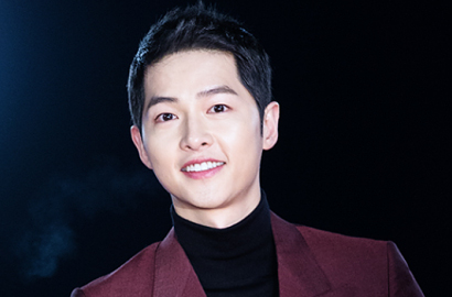Foto Gemas Gendong dan Cium Bayi, Joong Ki Ngebet Punya Anak?