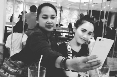 Ayu Ting Ting Dibully Bau dan Pamer Ketiak Hitam, Asisten Ngamuk Tantang Haters