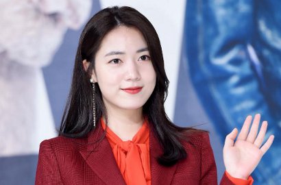 Syuting 'Mad Dog', Seriusnya Hwayoung Baca Naskah di Samping Sutradara