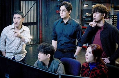 Jadi Kelompok Penipu, Hyun Bin-Nana cs Kompak Menatap Tajam di Poster 'The Swindlers'