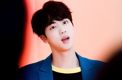 Saking Gantengnya, Jin BTS Kerap Diajak Foto Orang Asing Sejak Predebut