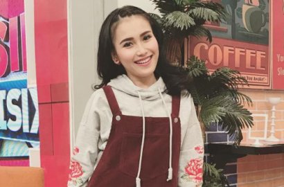 Pakai Hijab Ria Ricis, Ayu Ting Ting Tampil Elegan dan Cantik Luar Dalam
