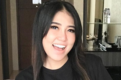 Kalahkan Ayu Ting Ting cs, Via Vallen Girang Pamer Piala IDA 2017
